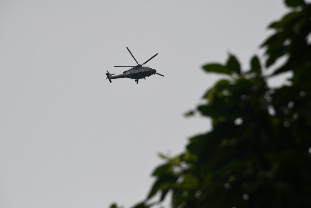 九肚山路上空政府飛行服務隊直升機盤旋協助搜索。楊偉亨攝