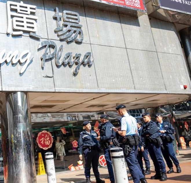 政府跨部門聯合巡查葵富路7-11號葵涌廣場打擊違例事項。 政府跨部門聯合巡查葵富路7-11號葵涌廣場打擊違例事項。