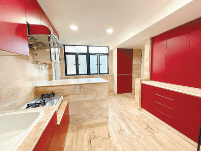 廚房鋪有雲石地板和牆身，配以棗紅色廚櫃，甚有格調。