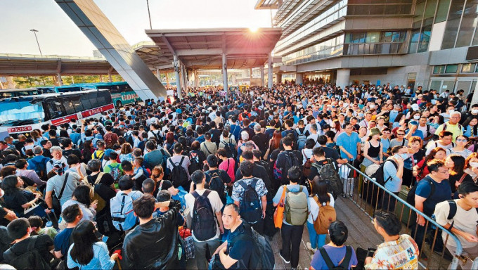 當中港人出境人次達84萬。資料圖片 當中港人出境人次達84萬。資料圖片
