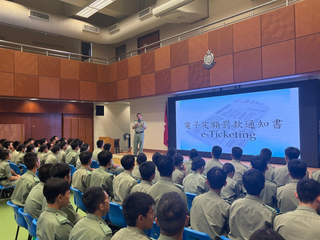 警長楊啟龍向輔警學員介紹警務人員的工作。 警長楊啟龍向輔警學員介紹警務人員的工作。