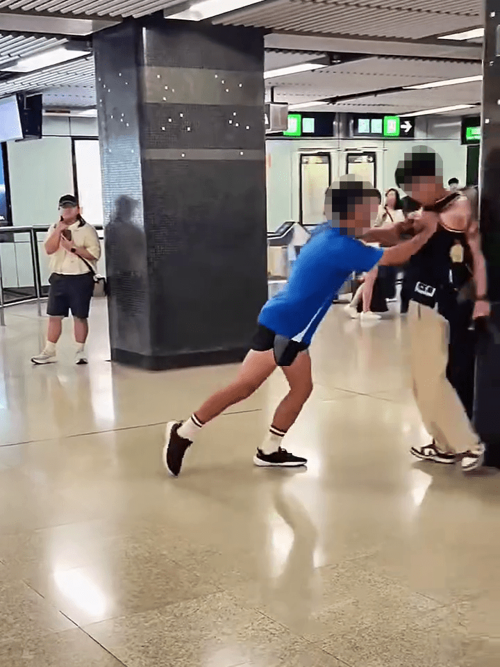 藍衫漢再度出手將紋身男推向牆。 藍衫漢再度出手將紋身男推向牆。