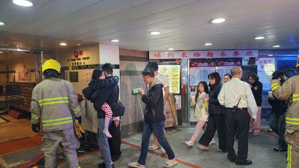 荃灣中心單位起火，約百居民睡夢驚醒疏散平台。黎志偉攝