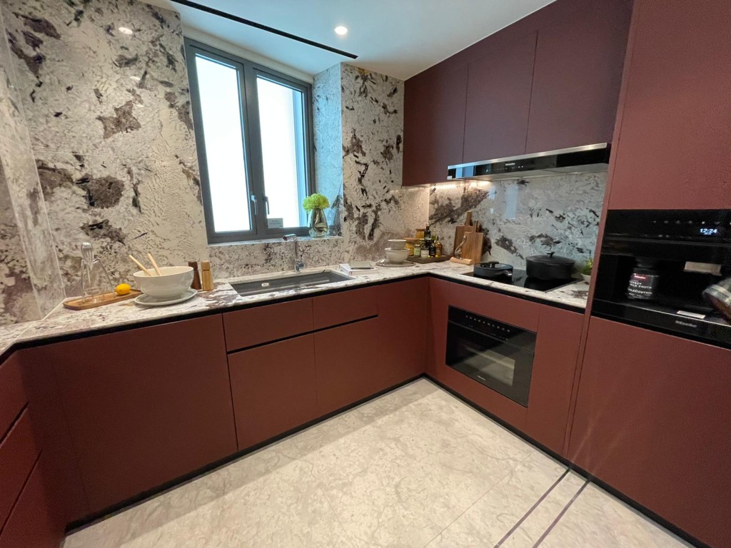 厨房设大量棕色厨柜及地柜，贮物空间充足。