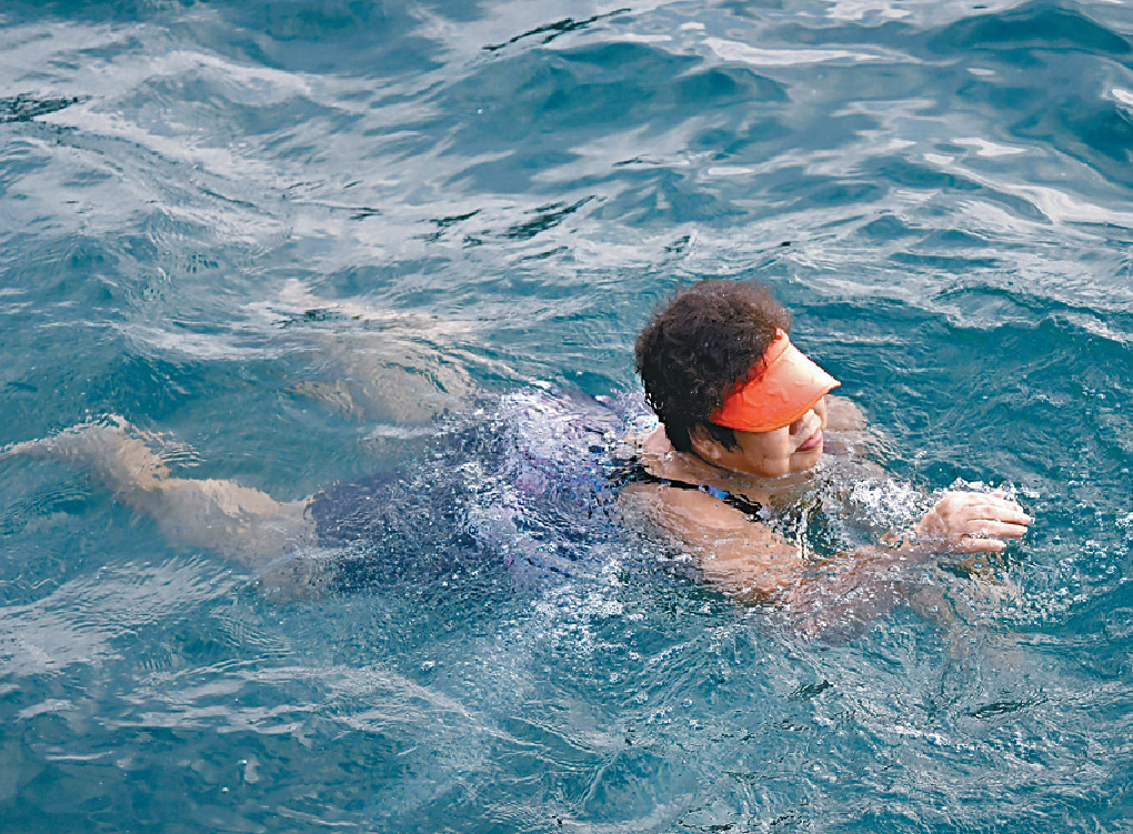 ■仍有泳客無懼低溫，到紅磡海傍游泳。