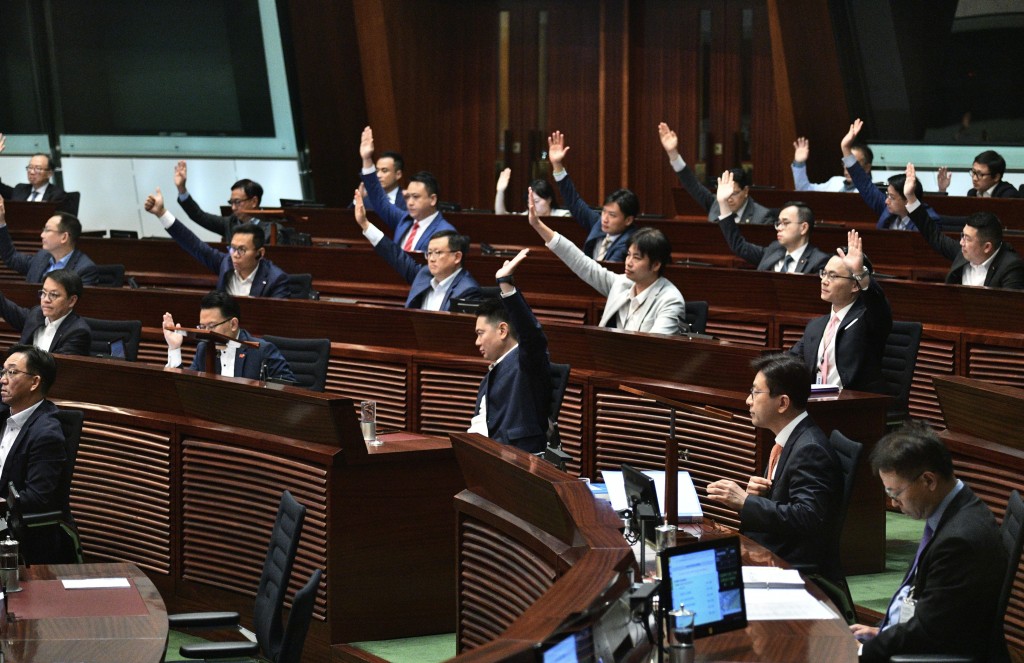 至於議員人數會否太多,梁振英認為數量要等政府決定,但認為即使從90人回到60人「都有剩餘能力派人喺外邊多啲跑」。 至於議員人數會否太多,梁振英認為數量要等政府決定,但認為即使從90人回到60人「都有剩餘能力派人喺外邊多啲跑」。