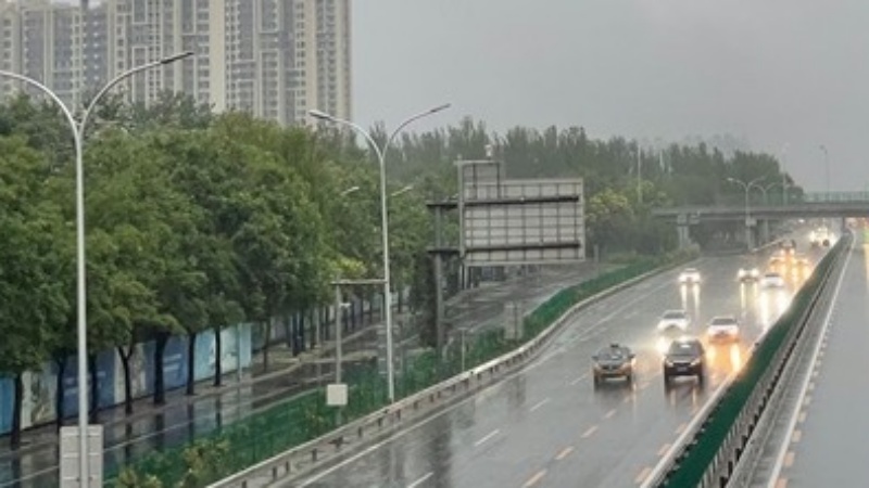 北京持續落大雨。