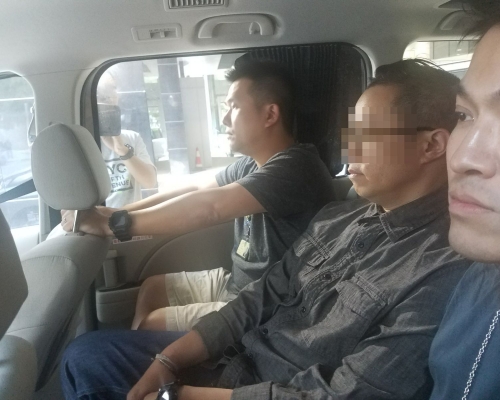 海關再拘捕一名男董事。