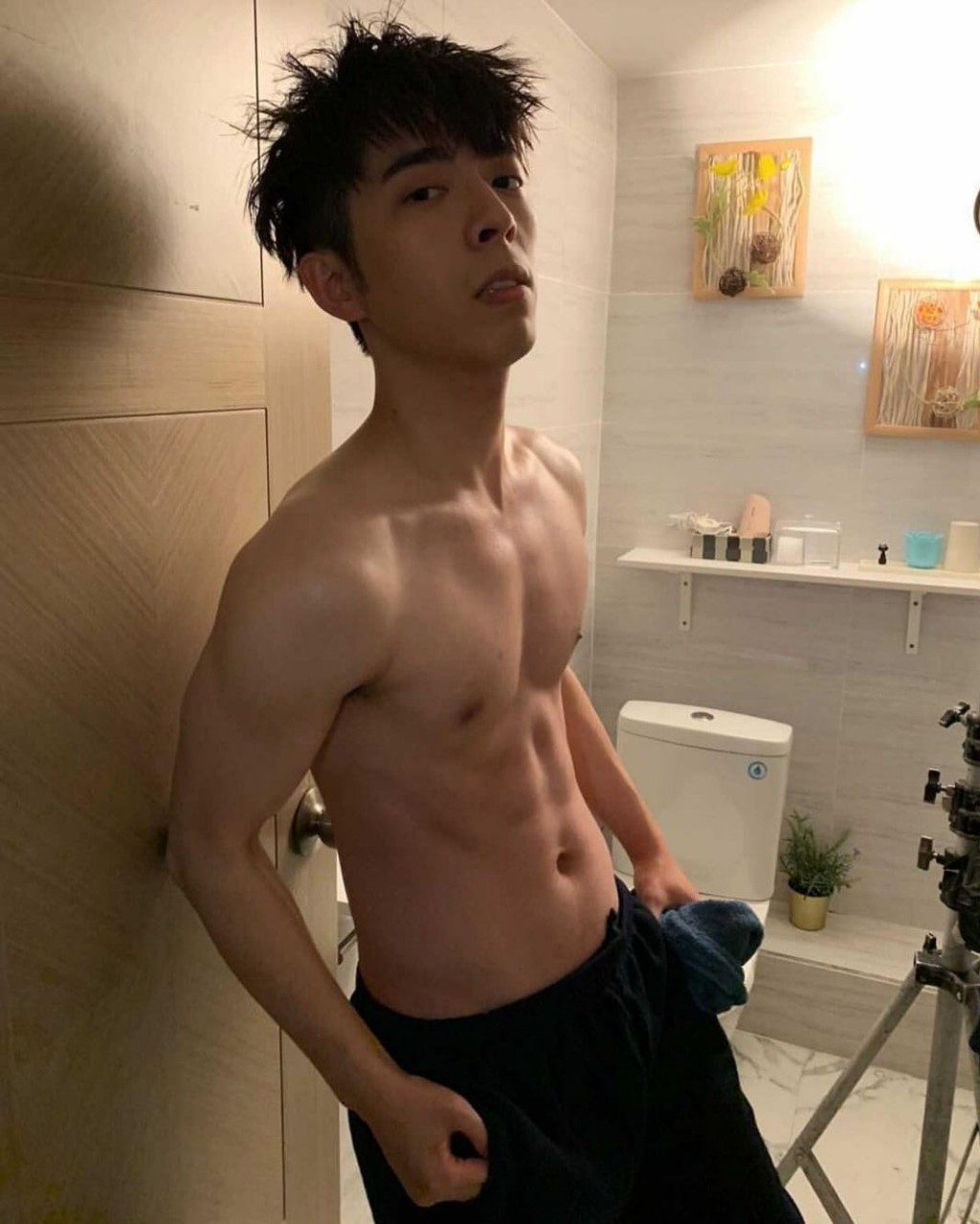 Edan早前在社交網上載爆肌相。