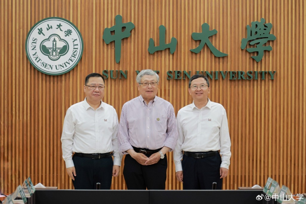 70歲的美籍華裔數學家張益唐(中)近日全職加盟中山大學。中山大學