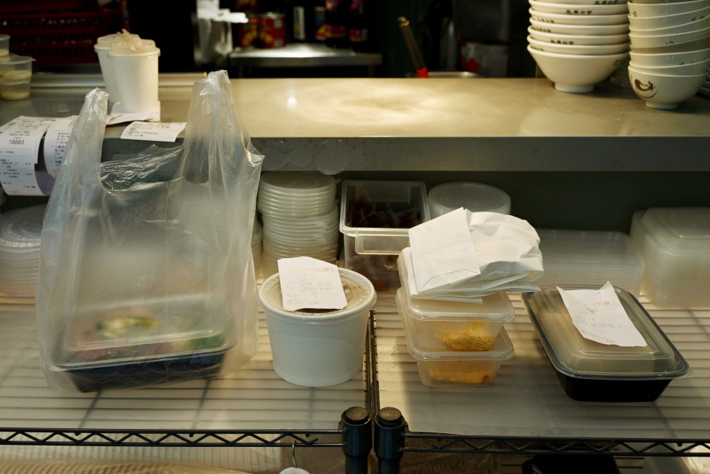 首階段「走塑」將於4月22日起實施，現時不少餐廳已使用塑膠外賣餐盒。（資料圖片）