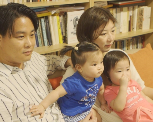 屬於建制派的容海恩與自稱中間派的袁彌昌育有兩名女兒。港台圖片