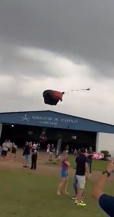 跳伞员失控高速撞向观众。影片截图