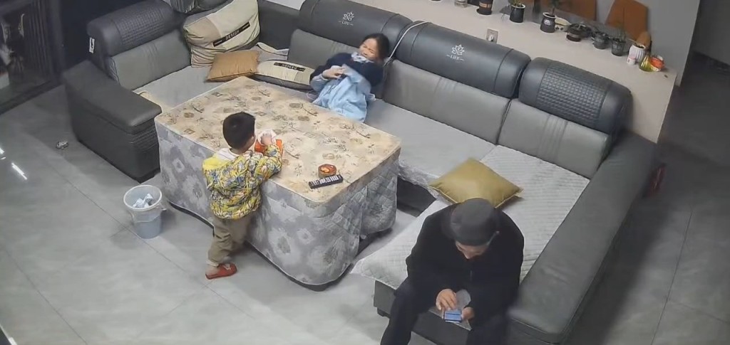 女孩表现痛苦。 女孩表现痛苦。