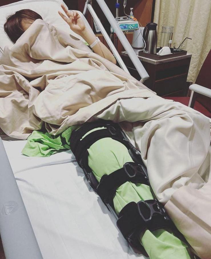 手術醒來後,姜濤喺病牀高舉勝利手勢報平安。 手術醒來後,姜濤喺病牀高舉勝利手勢報平安。