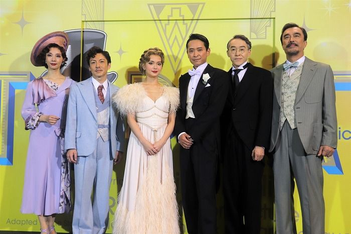 坂本昌行（右三）及朝海光（左）早年合作舞台劇《Top Hat》結緣。