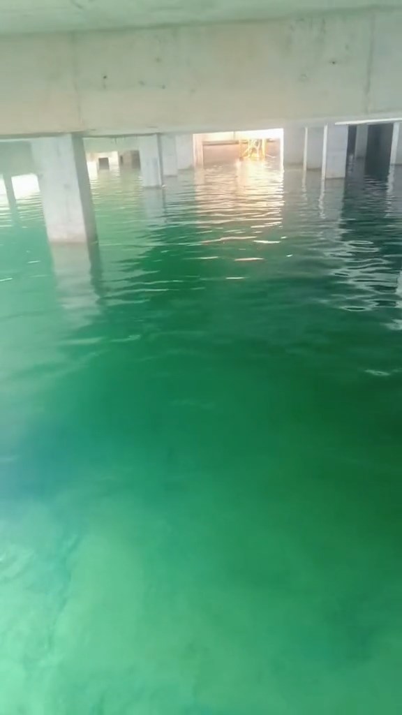 廣西一爛尾樓因積水而變成「潛水勝地」。 廣西一爛尾樓因積水而變成「潛水勝地」。