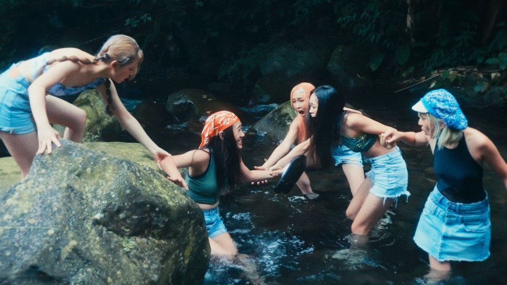 5人穿上泳裝加短褲，於台灣的郊區溪澗拍MV。