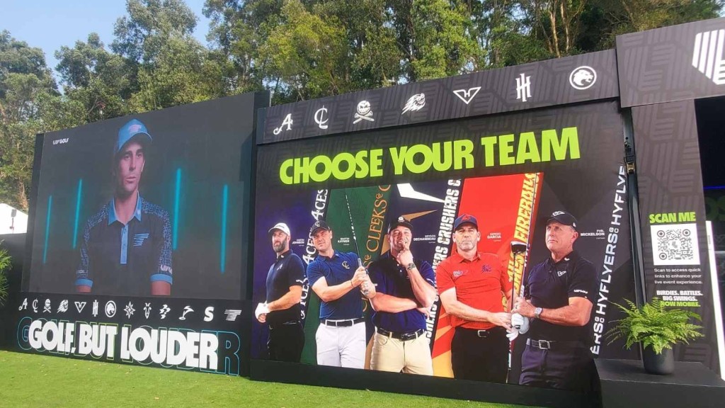 球迷入場欣賞LIV Golf香港站賽事,有不少攤位玩樂。 吳家祺攝