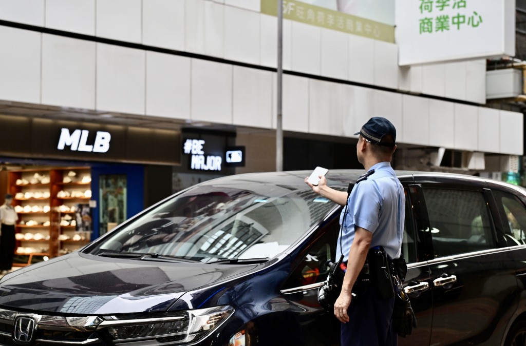 他認為違例泊車的原因是車位不足，希望執法部門執法時要情理兼備。資料圖片