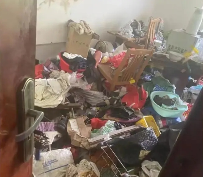 男子被發現家內藏有大量雜物，無法正常居住。
