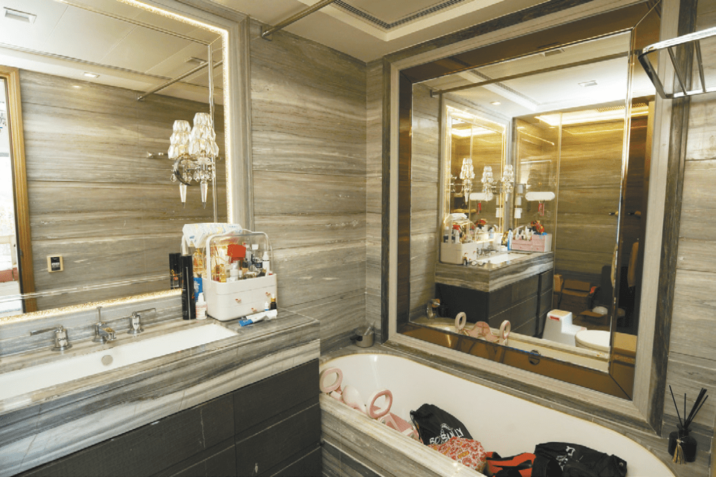 浴室有大鏡子，方便住戶整理儀容。