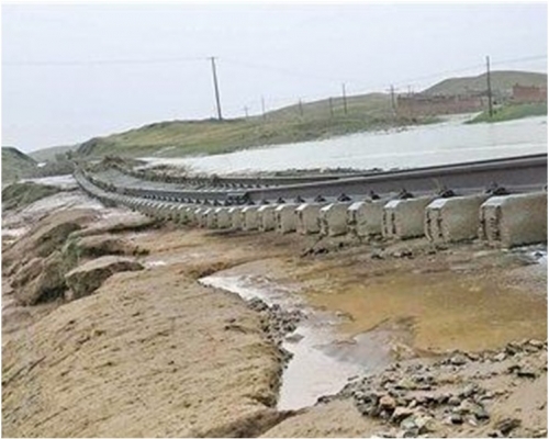 包頭至白雲鄂博鐵路線西鬥鋪站至壩梁站間的一段鐵路被沖毀 。網圖