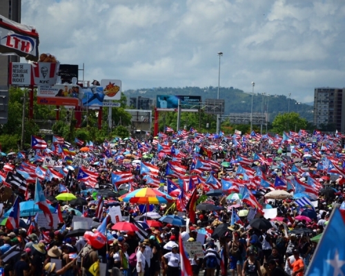 美属波多黎各爆发当地历来最大型的反政府示威，要求总督即时下台。AP
