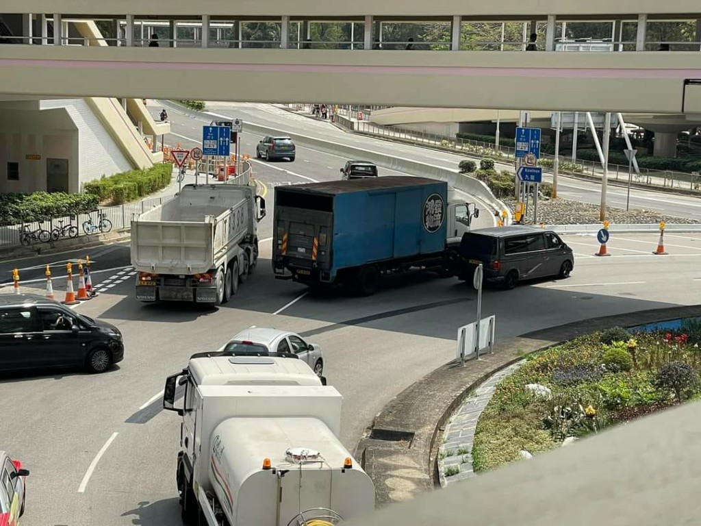 改為螺旋處後仍不時出現事故，3月26日發生貨車與私家車相撞意外。(網上圖片)