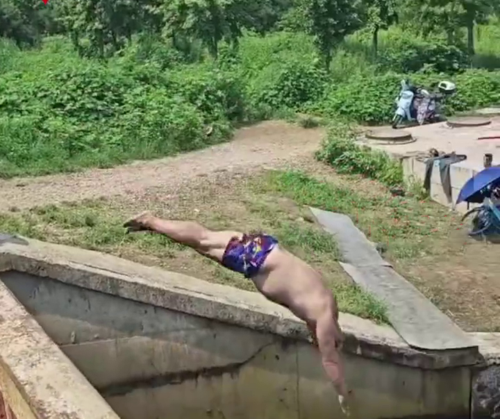 北京一男子在公園跳水。