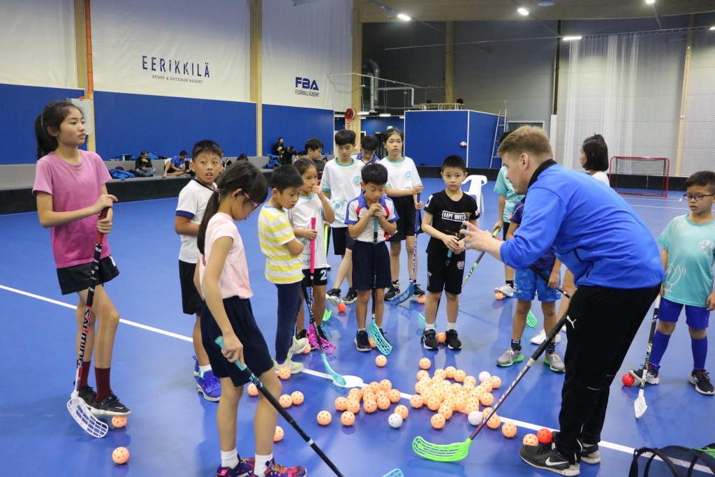 繼二○一八年的芬蘭體驗之旅,聖十架的軟式曲棍球校隊球員、家長隊及教師隊於二○一九年同往芬蘭集訓,並參與友誼賽。 繼二○一八年的芬蘭體驗之旅,聖十架的軟式曲棍球校隊球員、家長隊及教師隊於二○一九年同往芬蘭集訓,並參與友誼賽。