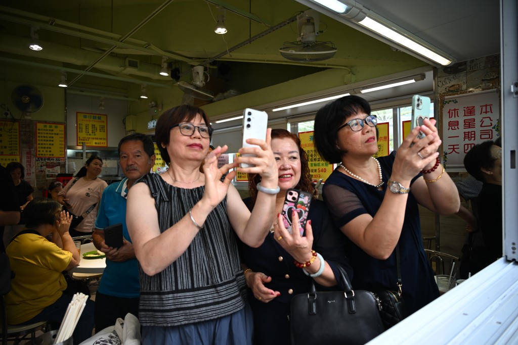 李家超到訪沙角邨茶餐廳與市民交流。蘇正謙攝