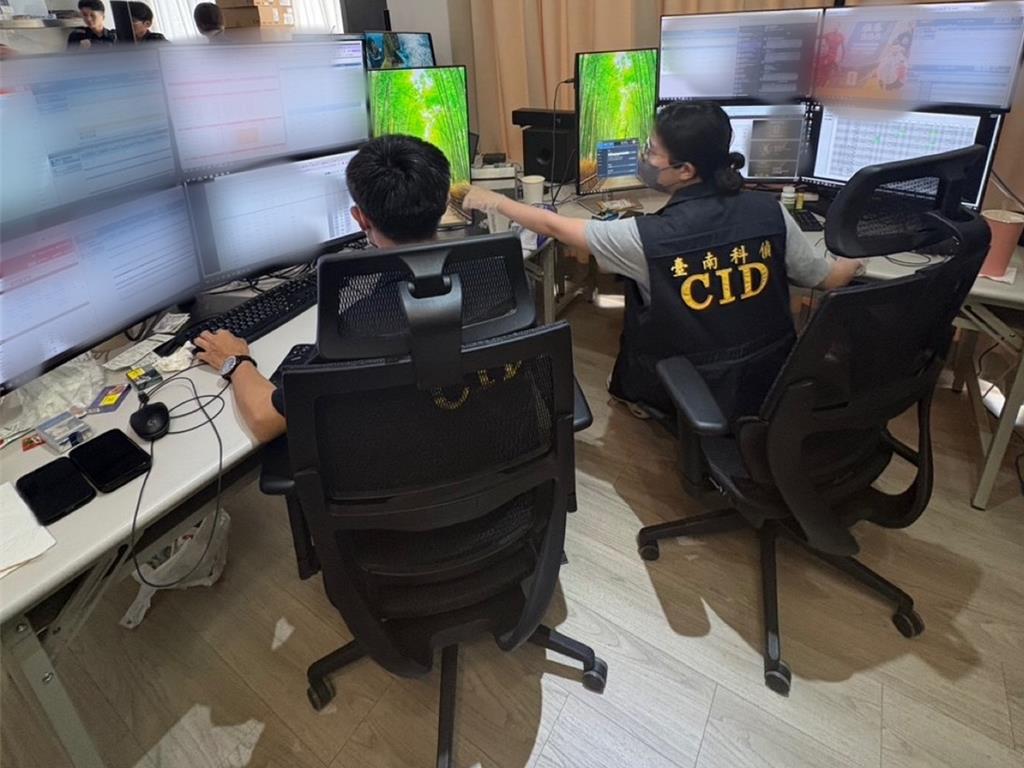 當地警方調查涉案電腦。中時新聞網