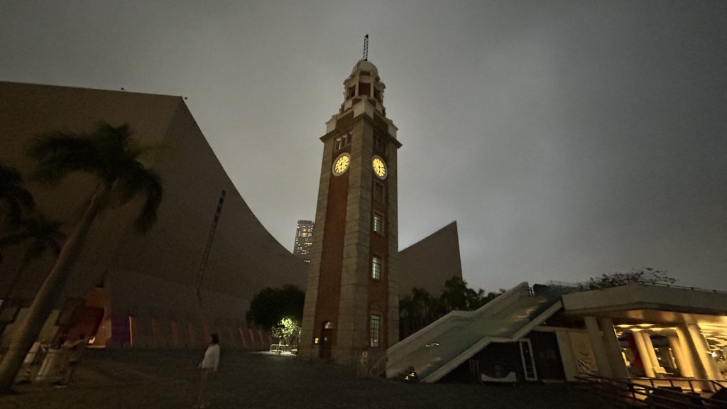 本港地區今日大致多雲,有幾陣微雨。蔡楚輝攝 本港地區今日大致多雲,有幾陣微雨。蔡楚輝攝