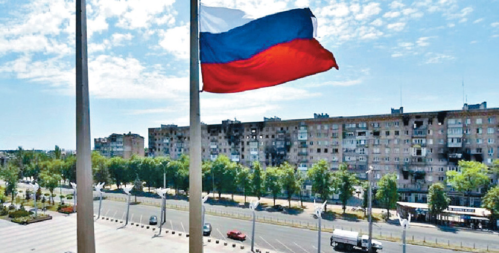 ■俄军在乌克兰南部马里乌波尔的自由广场升起俄国国旗。
