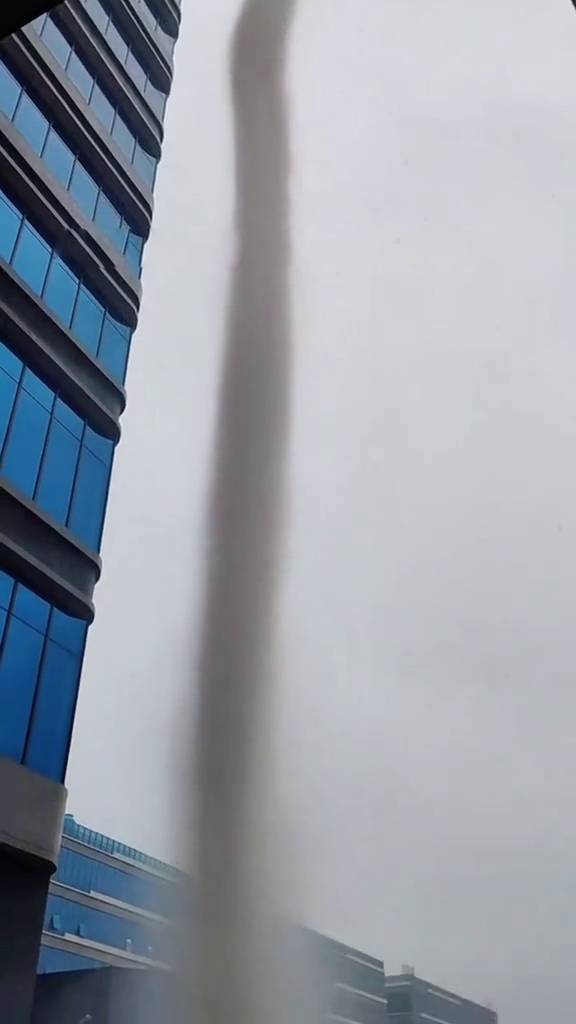 广东佛山一企业开工放鞭炮,现场出现尘卷风。 网片截图 广东佛山一企业开工放鞭炮,现场出现尘卷风。 网片截图