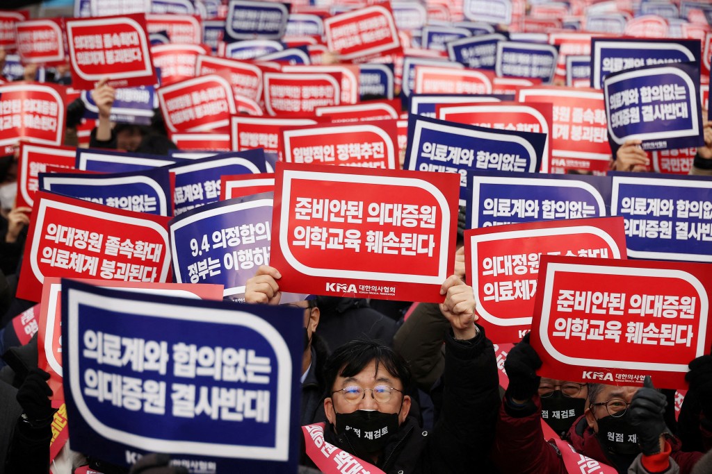 韩国实习、住院医生继续罢工。路透社