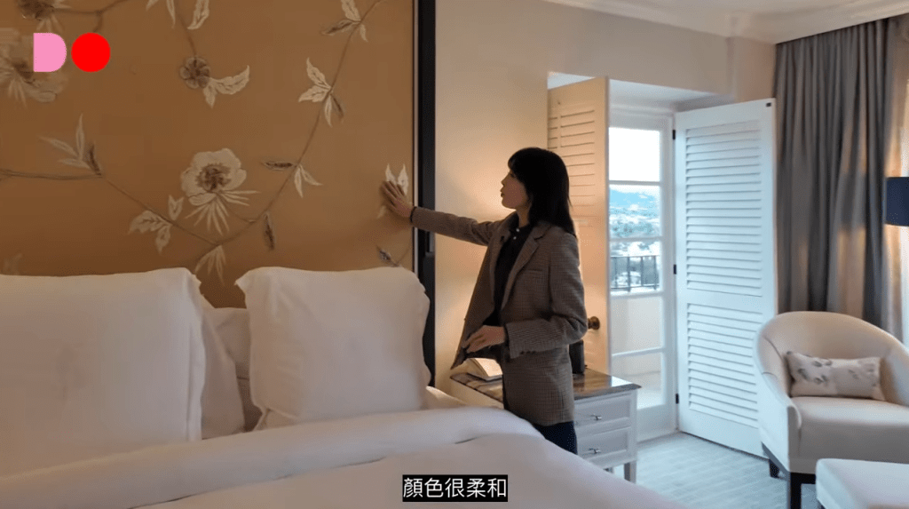 郑裕玲指房间的颜色很柔和。