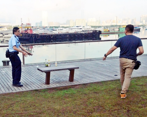一對男女今年5月在觀塘海濱道公園一張凳上做出越軌行為,途人報警將兩人拘捕。資料圖片