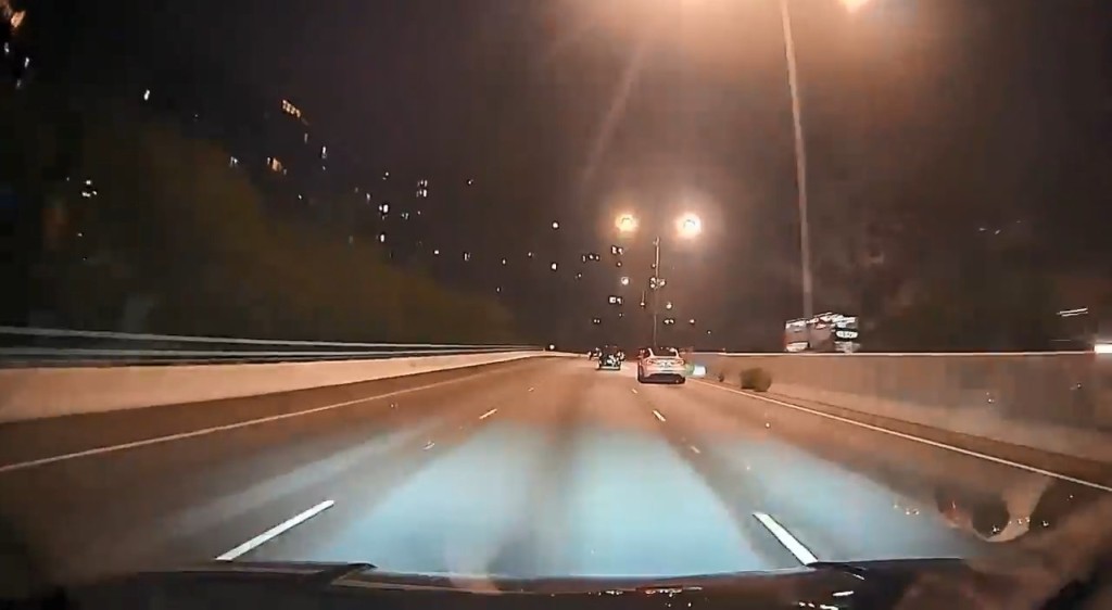 七人車沿屯門公路往元朗方向行駛。網上片段截圖
