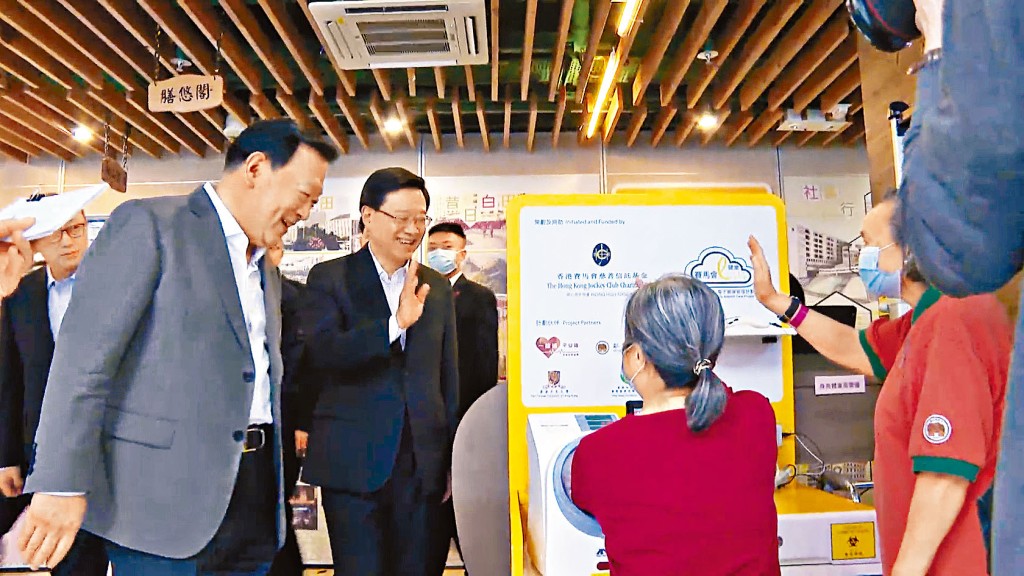 夏寶龍笑說年長十幾歲的「大姐」像小姑娘一樣。