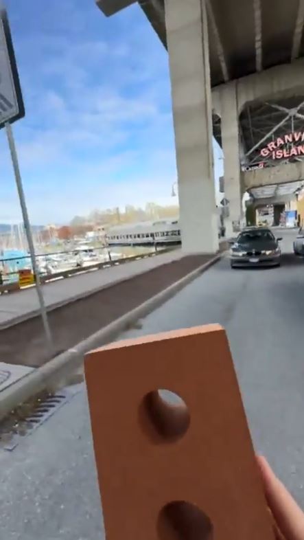 加拿大有團體為令當局關注司機斑馬線前不停車，向行人提供「假磚」逼司機禮讓行人。