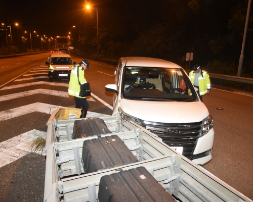 渠務署外判公司車駛至大欖隧道出口時,突失控撞到路邊石壆。丁志雄攝