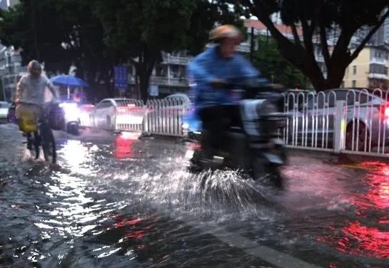 广州暴雨水浸严重。 互联网