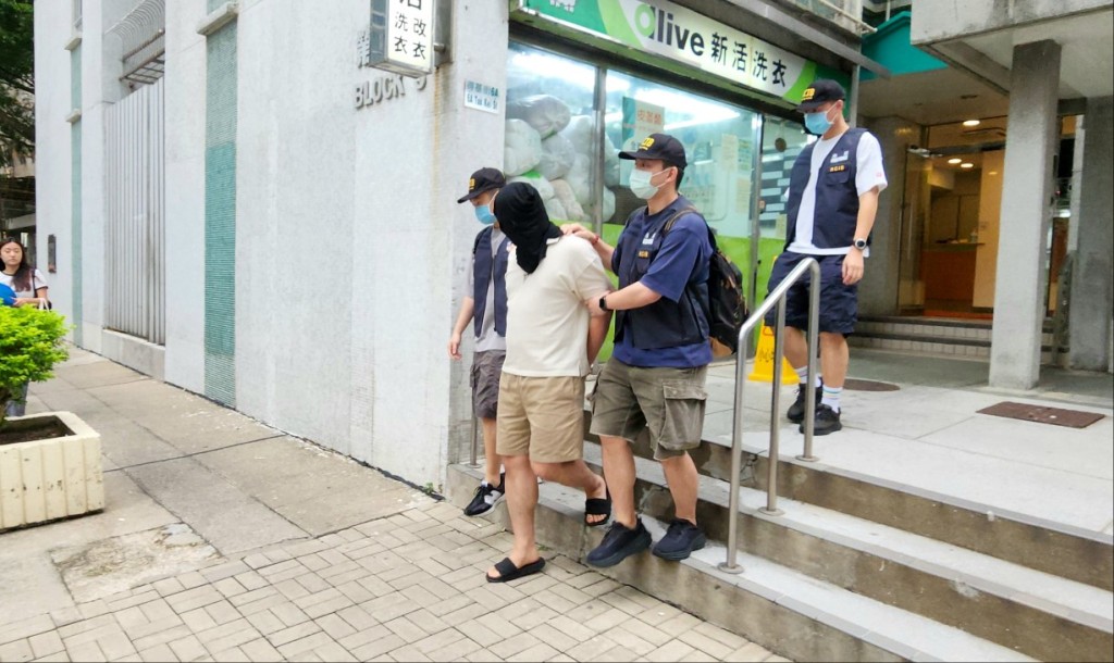 海關拘捕一名34歲任職廚師的收貨男子。 海關拘捕一名34歲任職廚師的收貨男子。