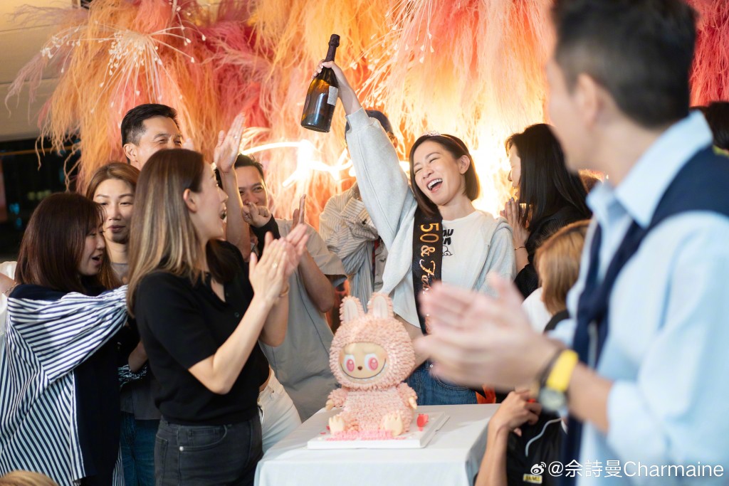 不過身邊好友給她準備生日的驚喜,亦令佘詩曼非常開心。 不過身邊好友給她準備生日的驚喜,亦令佘詩曼非常開心。