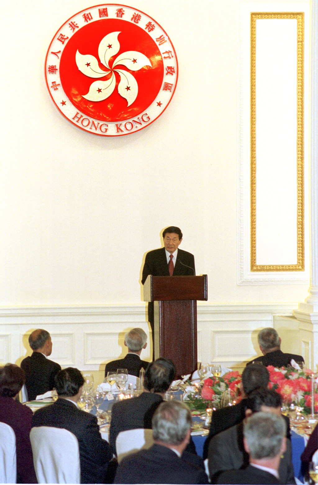 朱鎔基出席特區政府舉行的歡迎晚宴，並在晚宴上發表講話。