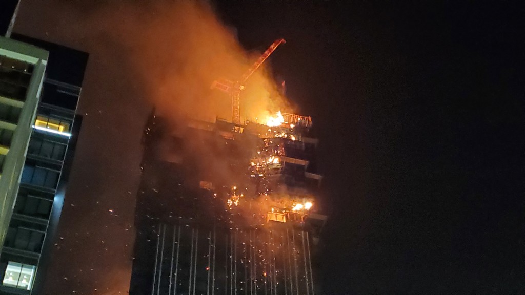 尖沙咀中间道建筑地盘四级冲天大火，通宵焚烧逾9小时被大致救熄。