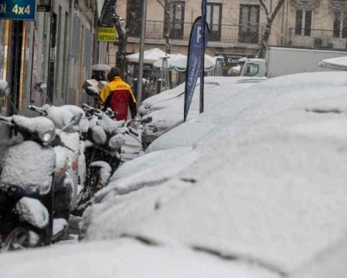 馬德里被暴風雪侵襲私家車被積雪淹沒。AP  
