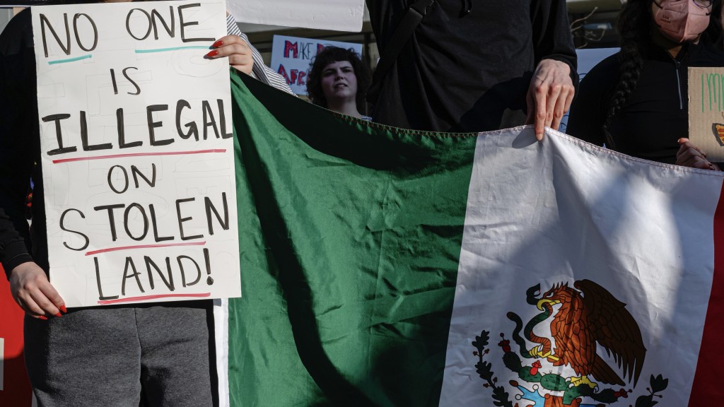 洛杉矶示威|示威者持墨西哥国旗及标语牌。 美联社 洛杉矶示威|示威者持墨西哥国旗及标语牌。 美联社